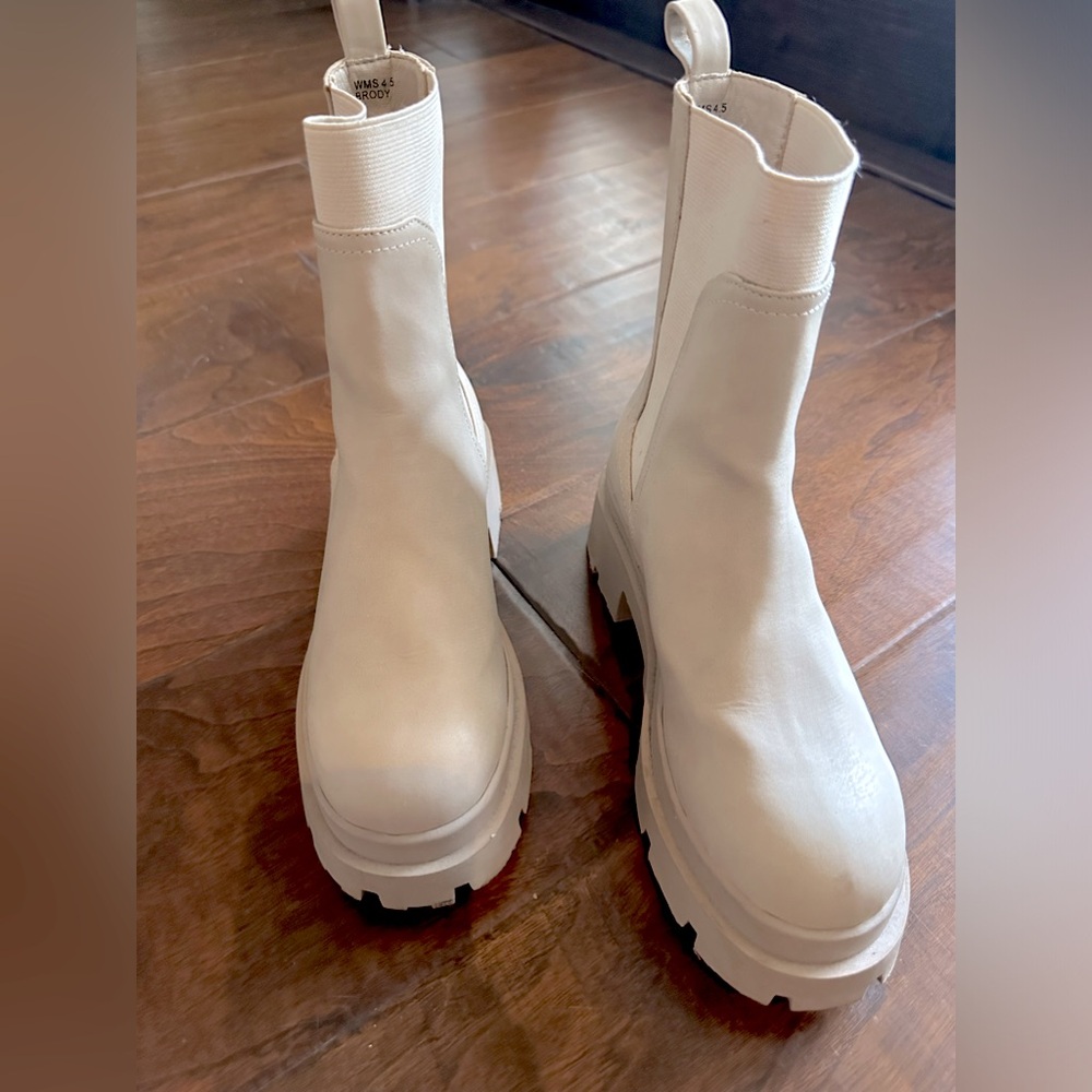 Light tan platform boots. Size 4.5
